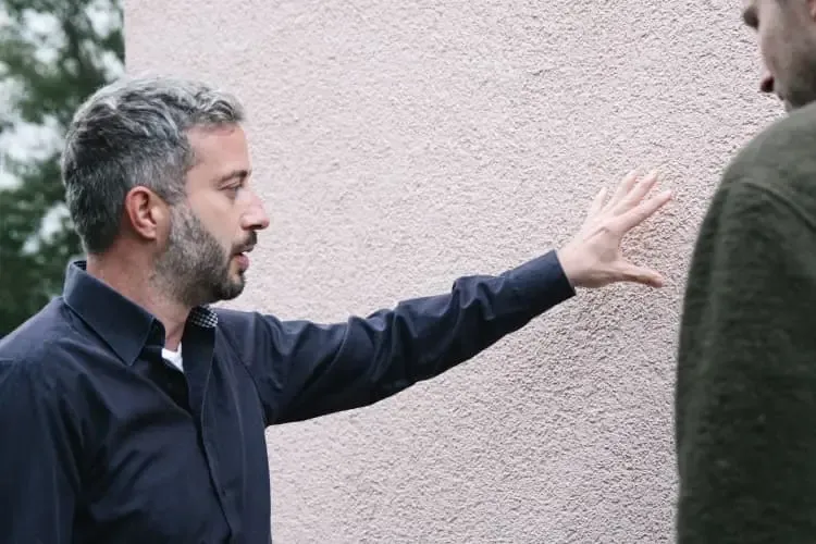 Energieberater Michael Sever prüft mit einem Kunden die Hausfassade