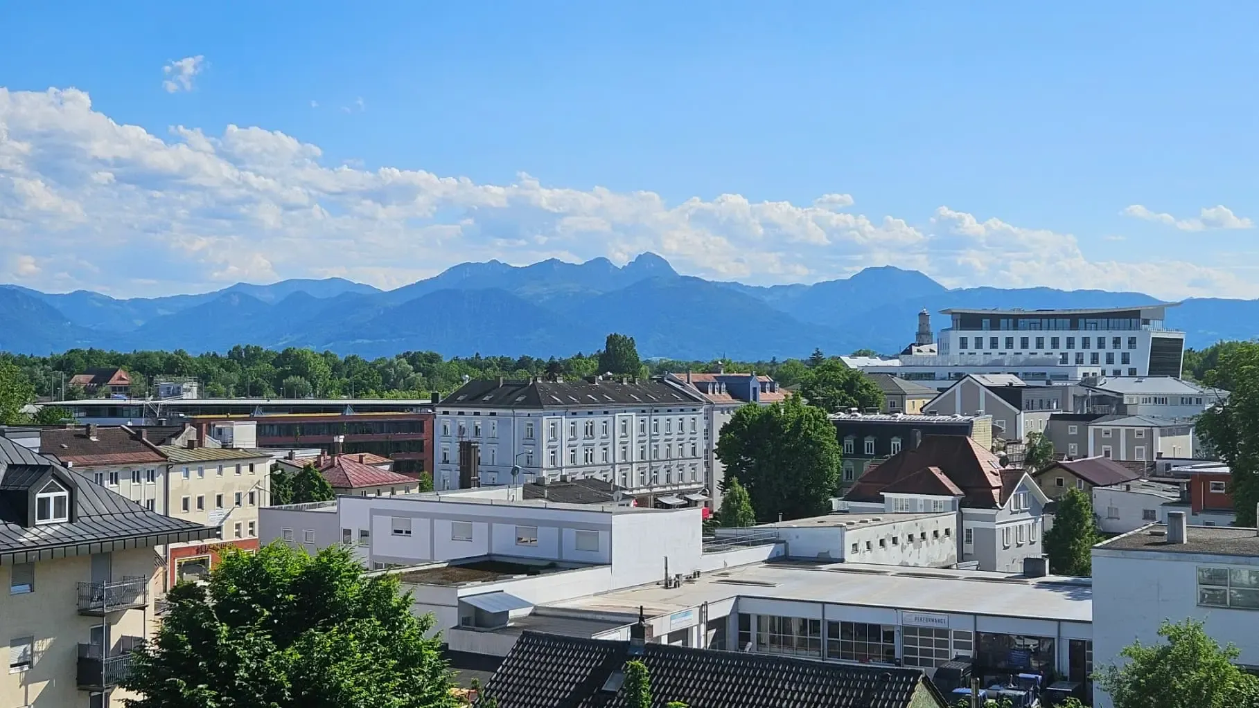 Blick über die Dächer von Rosenheim auf die Alpen